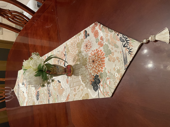 2299 花嫁衣装の丸帯リメイク 豪華刺繍のタッセル付き正絹テーブル