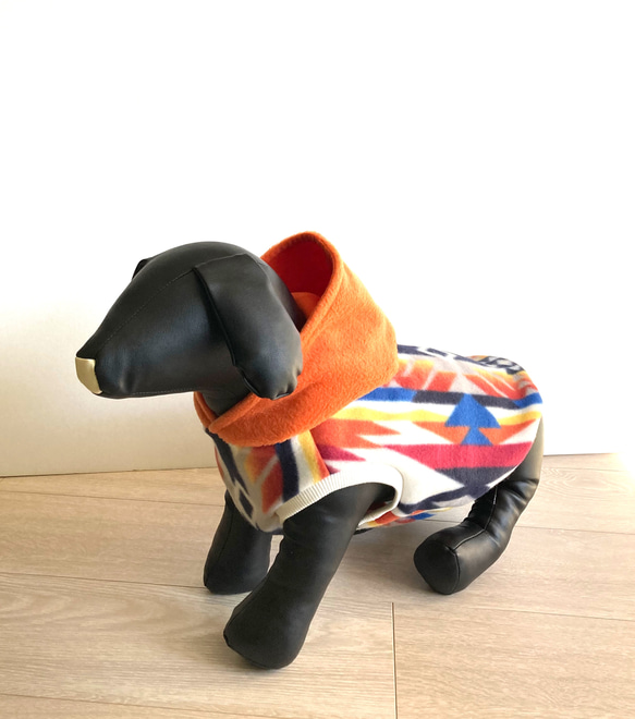 【再販】 犬服 ネイティブオルテガ柄フリース❤︎ ホワイト　フードタンクトップドッグウェア　秋冬 7枚目の画像