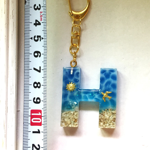アルファベット キーホルダー レジン 海 H チャーム season 通販 