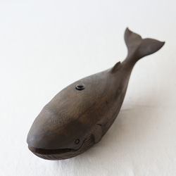 ＊画像確認ＰＲＩＣＥ　天然無垢ウッド 　手彫り木彫り　一輪挿し　くじらさんの花吹き　クジラ　鯨　オブジェ　W60B 3枚目の画像