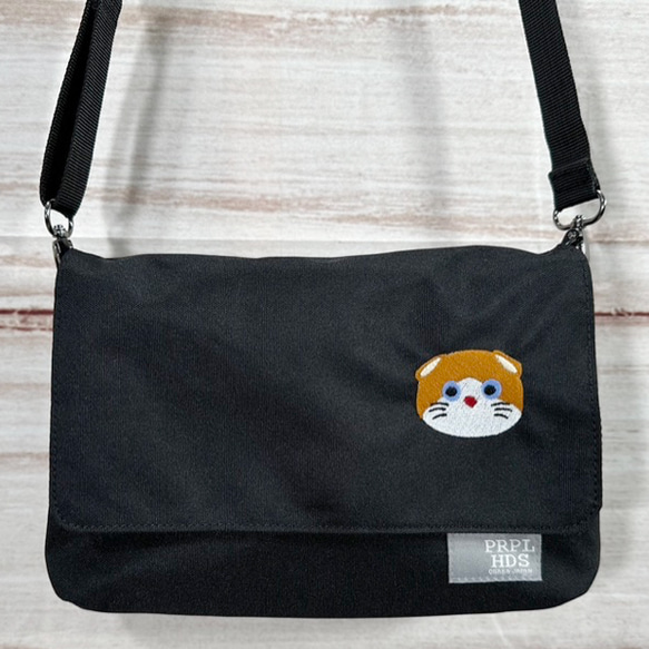 【送料無料】猫の顔刺繍のたっぷりポケット 3層式 ポリエステル 撥水加工 ショルダーサコッシュ＜ブラック＞ 3枚目の画像