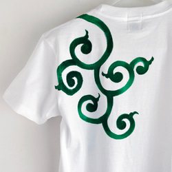 唐草柄緑メンズTシャツ グリーン 手描きで描いた唐草模様のTシャツ 4枚目の画像