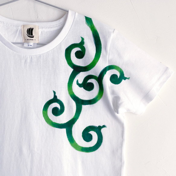 唐草柄緑メンズTシャツ グリーン 手描きで描いた唐草模様のTシャツ 11枚目の画像