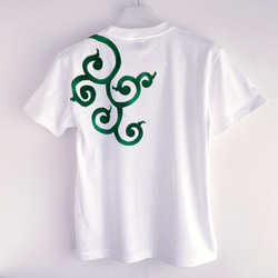 唐草柄緑メンズTシャツ グリーン 手描きで描いた唐草模様のTシャツ 3枚目の画像