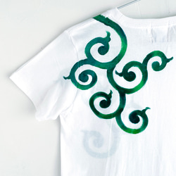 唐草柄緑メンズTシャツ グリーン 手描きで描いた唐草模様のTシャツ 13枚目の画像
