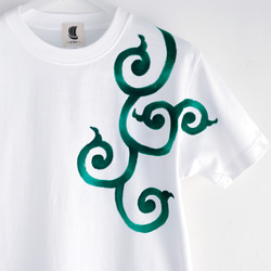 唐草柄緑メンズTシャツ グリーン 手描きで描いた唐草模様のTシャツ 1枚目の画像