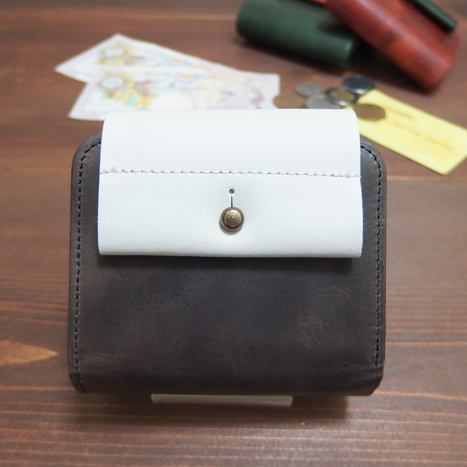 c２　オイルレザー　2折れフラップ財布　グレー　レディース　メンズ　ギボシ　ナチュラルな風合いなレザーウォレット　日本製