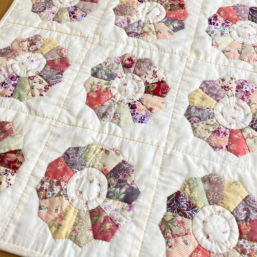 パッチワークキルト　タペストリー　ドレスデンプレート ドレスデンプレートのタペストリー - パッチワーク・ウェンディーズ