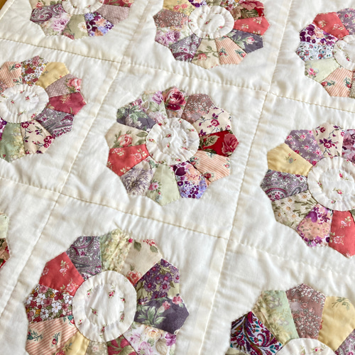 パッチワークキルト　ビンテージのドレスデンのキルト パッチワークキルト・ドレスデンの大きめキルトマット