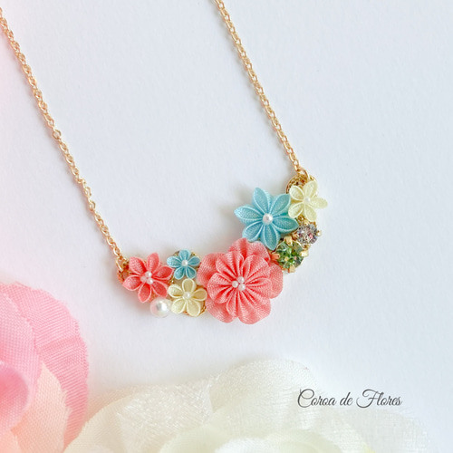 【もとすち子】2点おまとめ①琥珀ブローチ②シルクネックレス つまみ細工のネックレス(ピンク×水色) 正絹羽二重 シルク