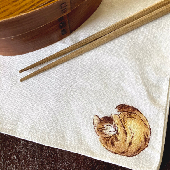 【再販】猫の手描きリネンハンカチオフホワイト『トラ猫の赤ちゃん。まるまる編』サイズが選べます！ 8枚目の画像