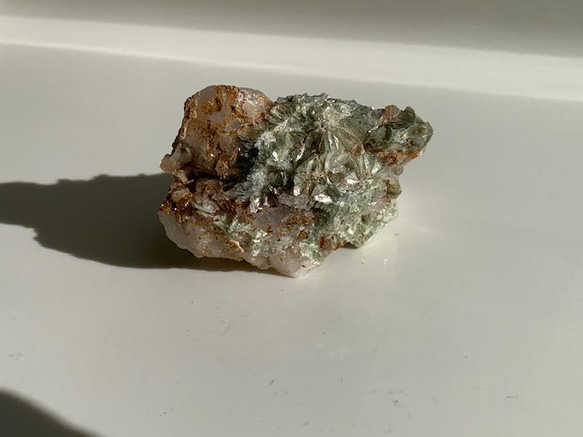 雲母を伴う蛍石 Fluorite with Muscovite 産地:アメリカ 1枚目の画像