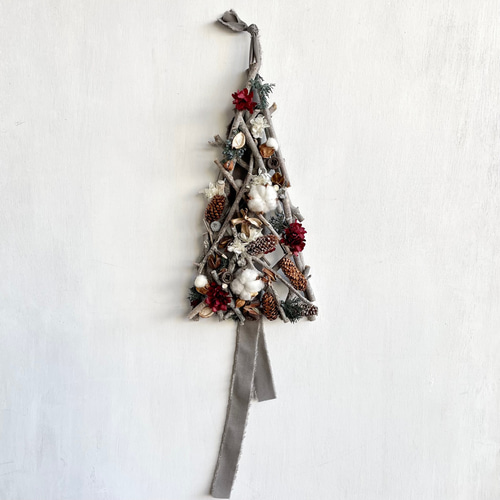 木の実とコットンフラワーの壁掛けクリスマスツリー 一点もの ドライ  