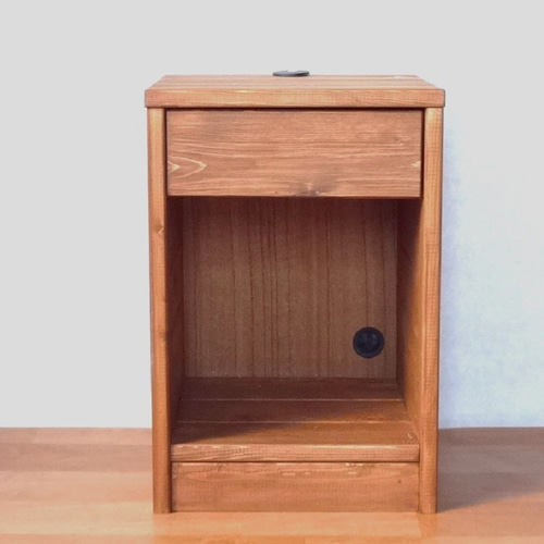 配線、コンセント、モデムがスッキリ収納できるナイトテーブル