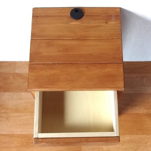 配線、コンセント、モデムがスッキリ収納できるナイトテーブル