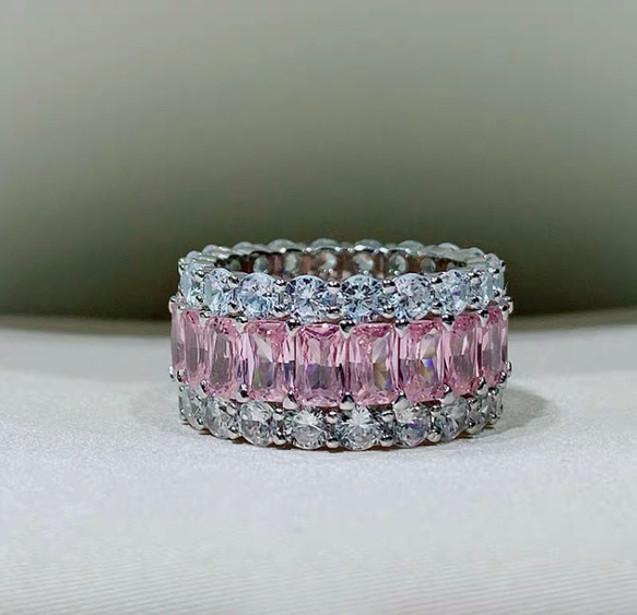 ライトピンク 長方形 エタニティリング 高炭素ダイヤモンド キラキラ ゴージャス ホワイト フル ヘイローリング 3枚目の画像