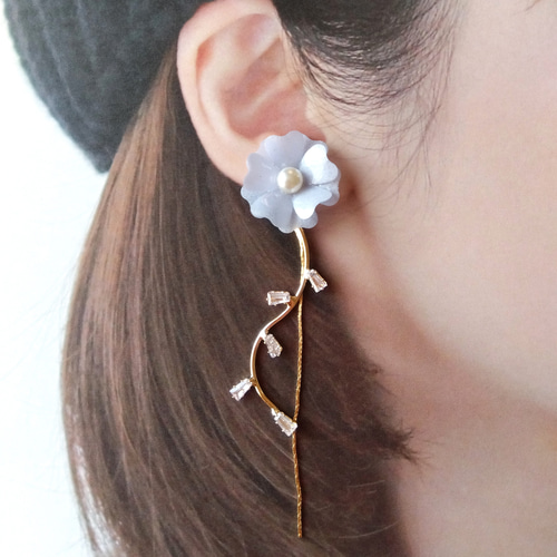 ハレの日に最適】スイートフラワー（サックスブルー）2WAYピアスor