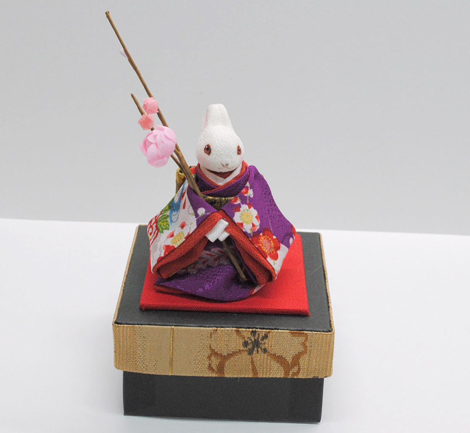 うさぎ　梅　干支　卯　紫の着物