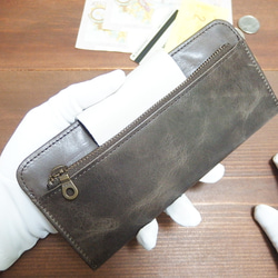 c２　オイルレザー　フラップ　長財布　グレー　レディース　メンズ　ギボシ　ナチュラルな風合いなレザーウォレット 6枚目の画像