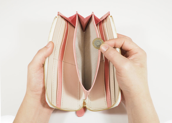 由義大利皮革製成的纖巧長錢包，可讓您自訂口袋顏色（全部 5 種顏色）。開口寬大，方便拿取。 第2張的照片