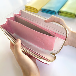 由義大利皮革製成的纖巧長錢包，可讓您自訂口袋顏色（全部 5 種顏色）。開口寬大，方便拿取。 第1張的照片