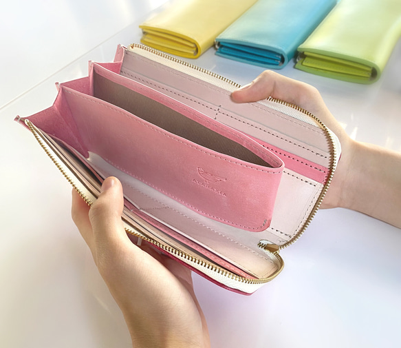 由義大利皮革製成的纖巧長錢包，可讓您自訂口袋顏色（全部 5 種顏色）。開口寬大，方便拿取。 第1張的照片