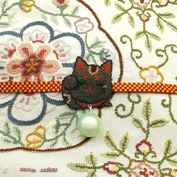 招き猫のブローチ(黒猫)＊オートクチュールビーズ刺繍 7枚目の画像