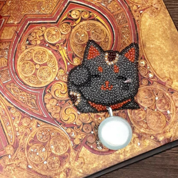 招き猫のブローチ(黒猫)＊オートクチュールビーズ刺繍 1枚目の画像