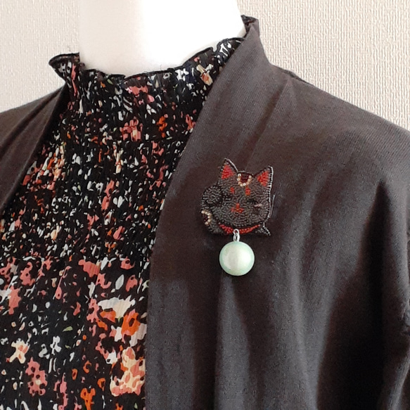 招き猫のブローチ(黒猫)＊オートクチュールビーズ刺繍 2枚目の画像