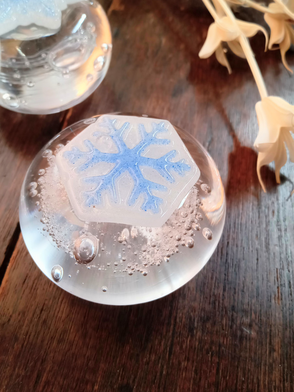 冬をお部屋に。雪の結晶のペーパーウェイト 1枚目の画像