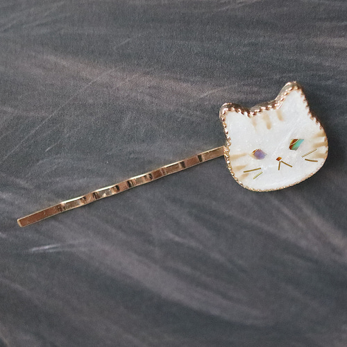 ウルウルおめめの猫ヘアピン 螺鈿風・茶トラさん・トラ猫・パール