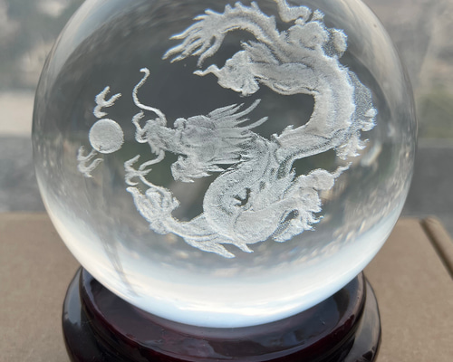 山梨から発送．巨大．龍神入り水晶玉の置物.直径15センチ位．最高級