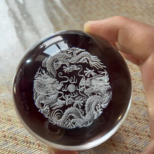 立体的な双龍 水晶玉 台座付き 直径80mm 置物インテリア その他