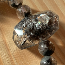 迫力ある大珠　ダイヤ元素 グラファイト水晶とヒマラヤ産 ブラックエレスチャル水晶のブレスレット 3枚目の画像