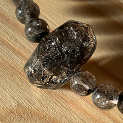 迫力ある大珠　ダイヤ元素 グラファイト水晶とヒマラヤ産 ブラックエレスチャル水晶のブレスレット 1枚目の画像