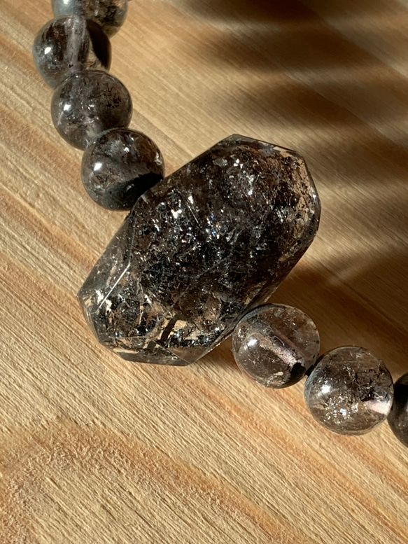 迫力ある大珠　ダイヤ元素 グラファイト水晶とヒマラヤ産 ブラックエレスチャル水晶のブレスレット 1枚目の画像