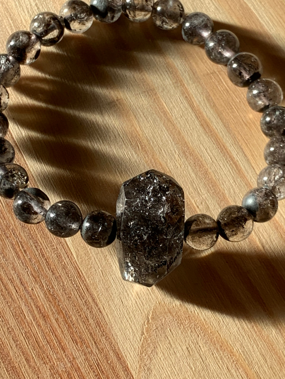迫力ある大珠　ダイヤ元素 グラファイト水晶とヒマラヤ産 ブラックエレスチャル水晶のブレスレット 2枚目の画像