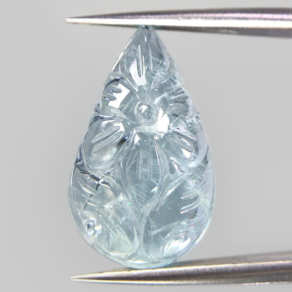 ◆ アクアマリン 6.7ct カービング ルース ペアシェイプ 1枚目の画像