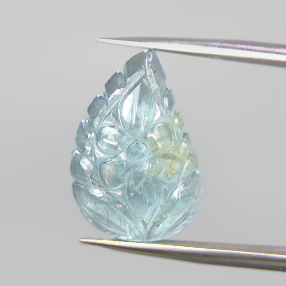 ◆ アクアマリン 10.8ct カービング ルース ペアシェイプ 2枚目の画像