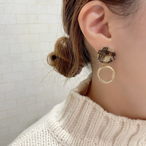 大ぶり 大人上品なチェック模様×ゴールドリング ピアス / イヤリング
