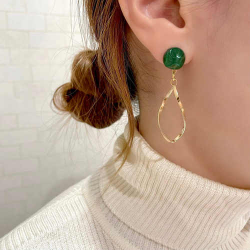 雫ゴールドの揺めき×ぷっくりカボション ピアス / イヤリング ピアス