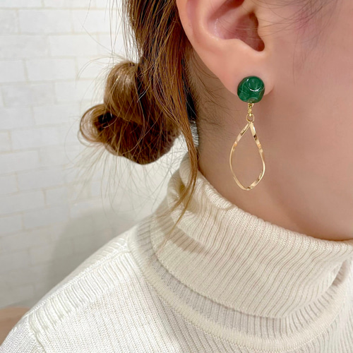 雫ゴールドの揺めき×ぷっくりカボション ピアス / イヤリング ピアス