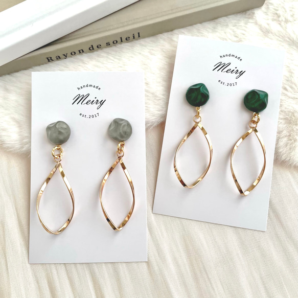 雫ゴールドの揺めき×ぷっくりカボション ピアス / イヤリング ピアス