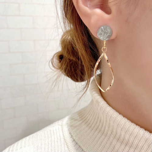 雫ゴールドの揺めき×ぷっくりカボション ピアス / イヤリング ピアス