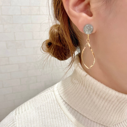 雫ゴールドの揺めき×ぷっくりカボション ピアス / イヤリング ピアス