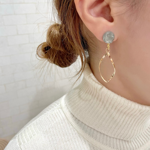 雫ゴールドの揺めき×ぷっくりカボション ピアス / イヤリング ピアス