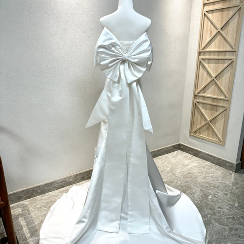 華やかなトレーン オフショルダー カラードレス 立体的 編み上げ お  