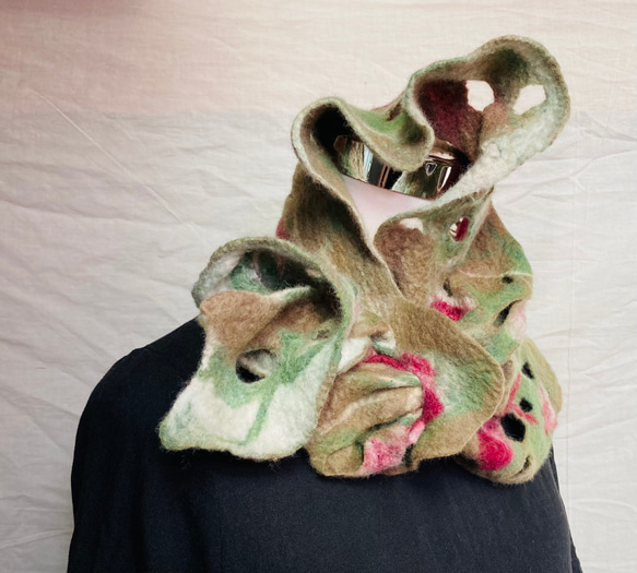 Mum羊毛氈手創作品-一件多穿款花花飾界/圍巾/衣飾 第4張的照片