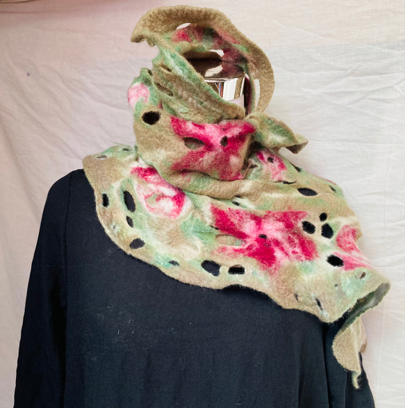 Mum羊毛氈手創作品-一件多穿款花花飾界/圍巾/衣飾 第5張的照片