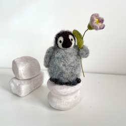コウテイペンギンの赤ちゃんの置物　〜お花を摘んできたシリーズ〜　羊毛フェルト　 1枚目の画像